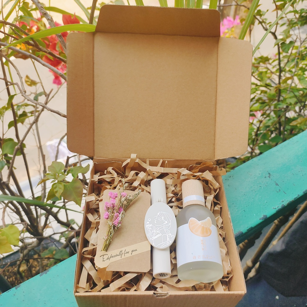 Set quà tặng sinh nhật, bạn gái gồm nước hoa body mist, son gương, thiệp