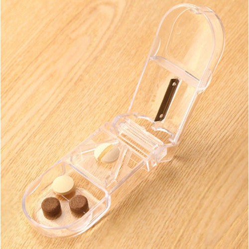 Hộp cắt thuốc trong suốt 8.5*4.2.5cm tiện dụng
