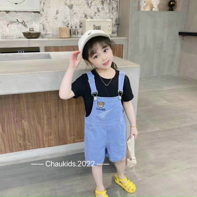 Yếm bò đùi mềm mại thêu mặt gấu nâu bé gái