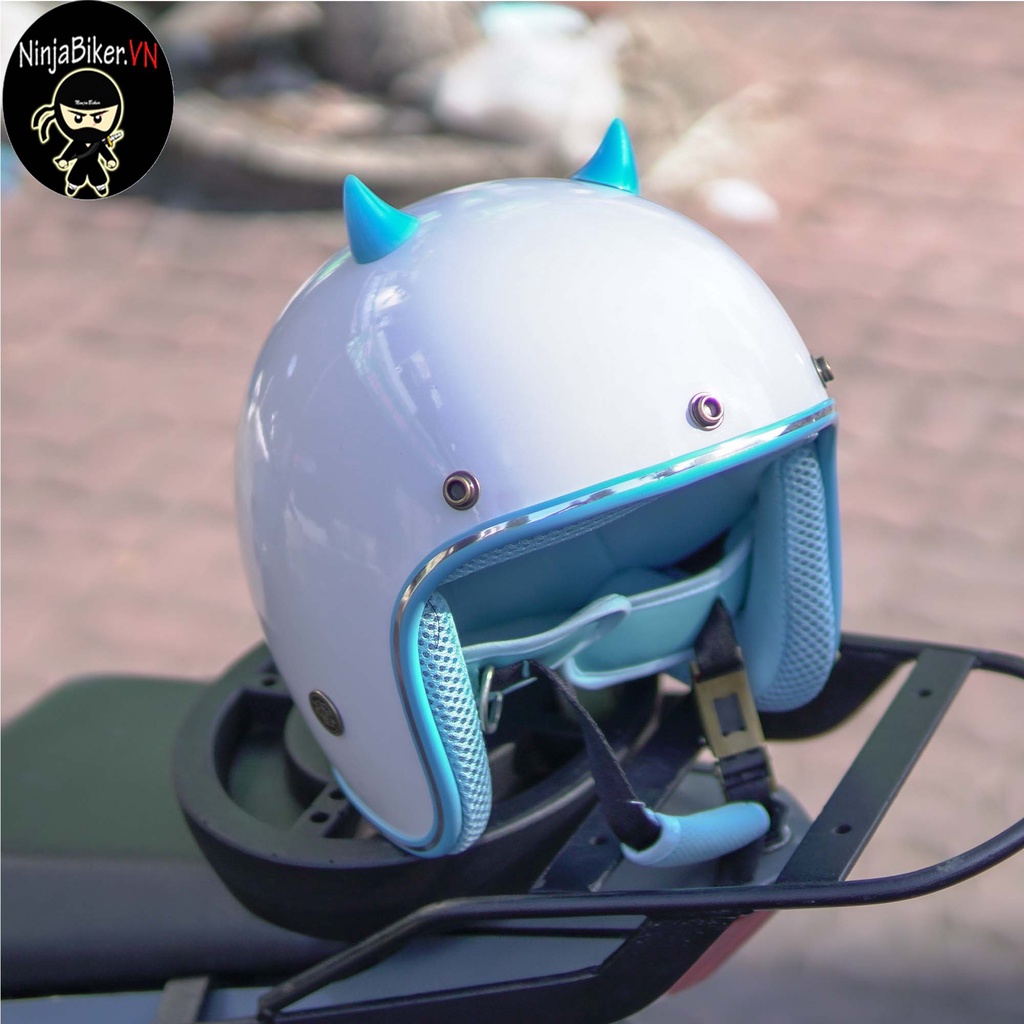 Nón bảo hiểm NTMAX màu trắng lót xanh tặng kèm sừng mini màu xanh