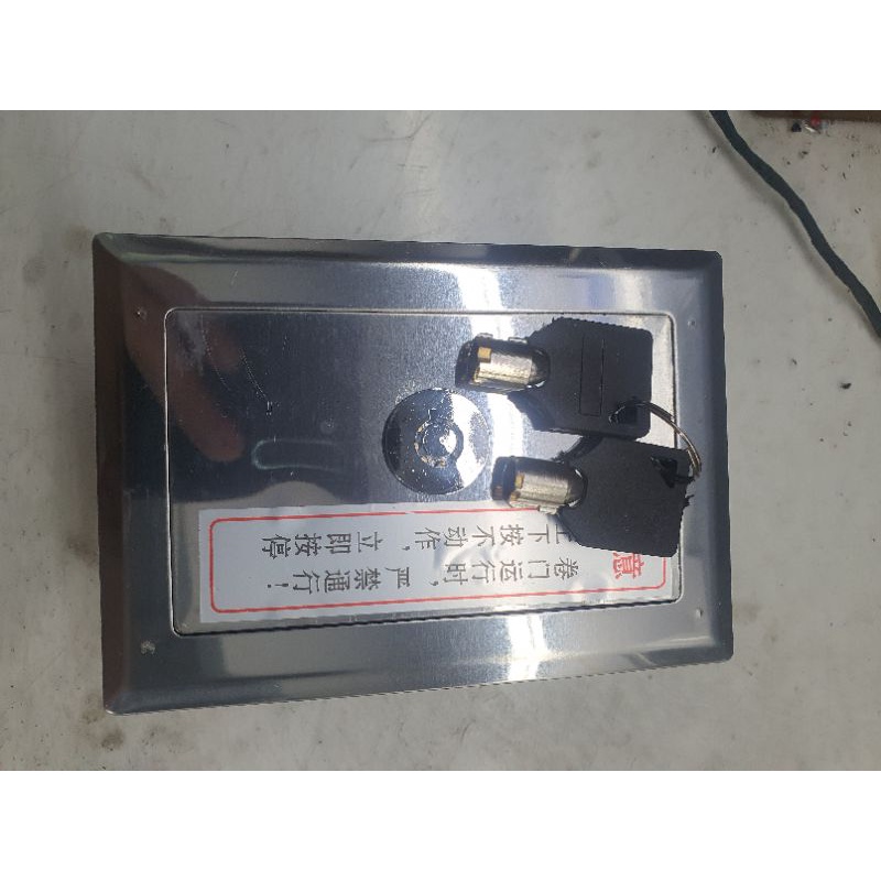 Hộp bảo vệ công tắc âm tường cho cửa cuốn có ổ khóa .