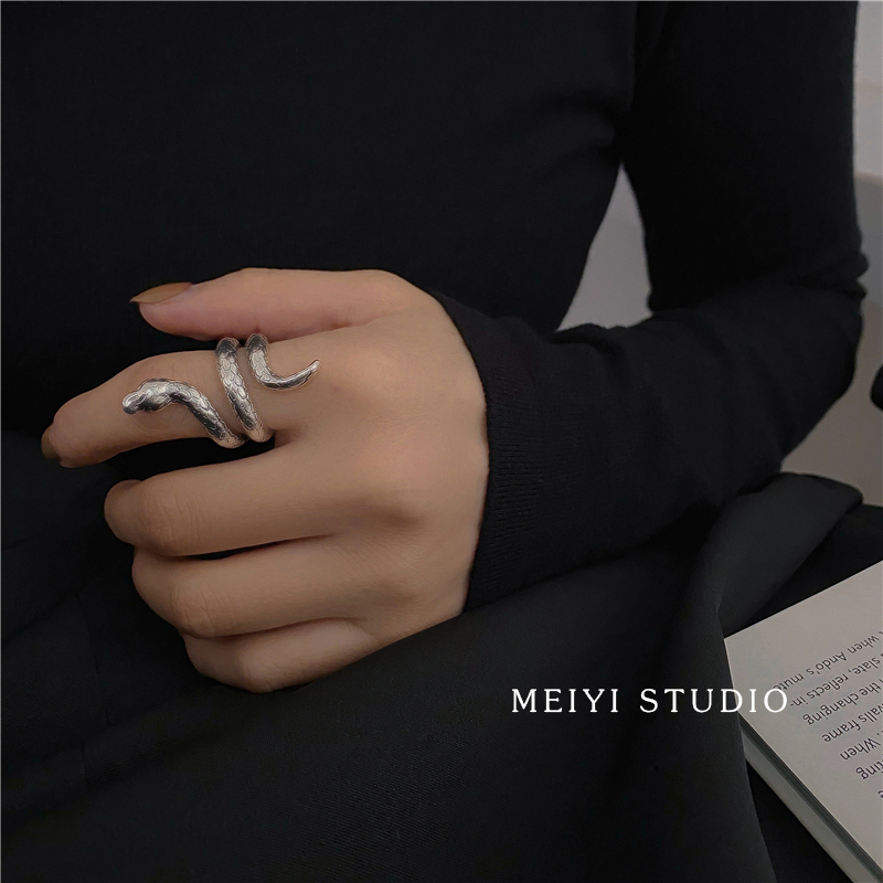 Nhẫn Đeo Tay Kim Loại Hình Rắn Cá Tính