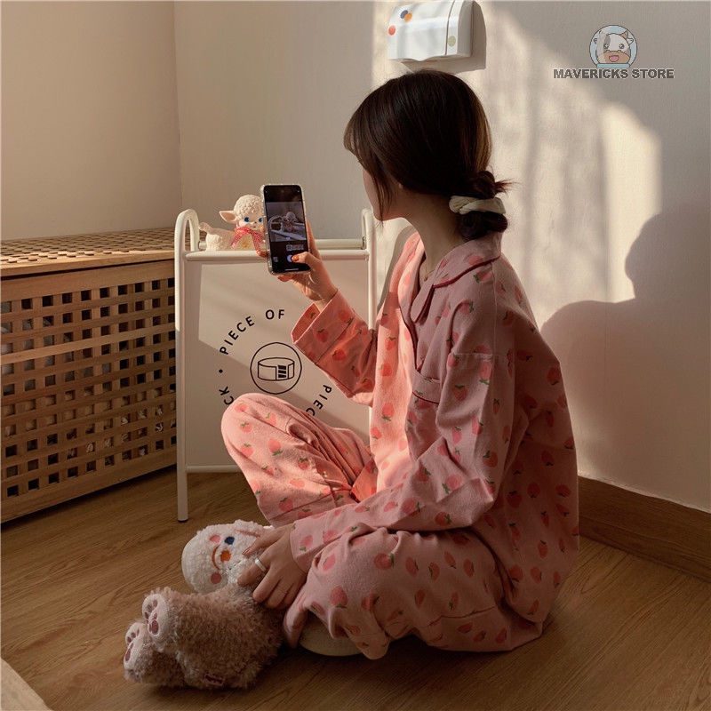 Bộ đồ ngủ tay dài in hình quả dâu dễ thương phong cách Nhật Bản