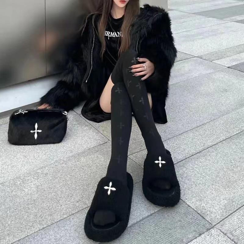 Dép Đế Dày Quai Chéo Phối Lông Nhung Màu Đen Thời Trang Mùa Xuân