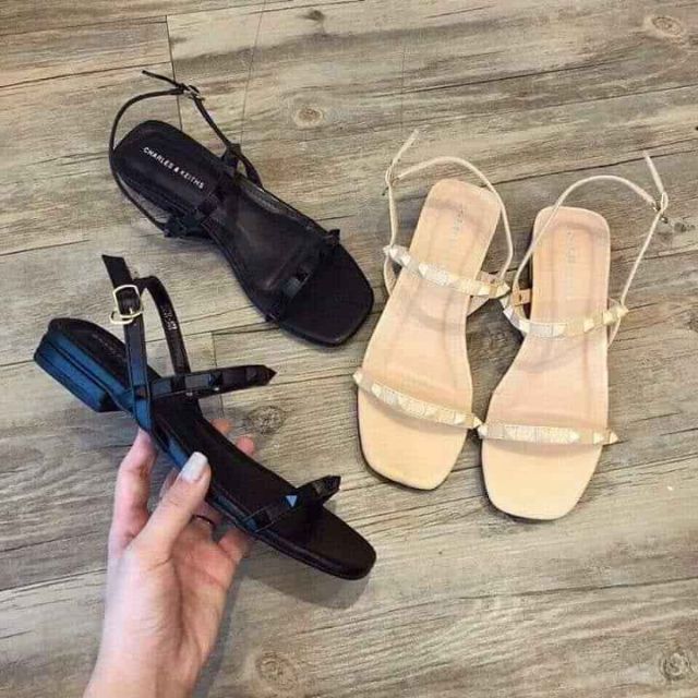 Sandal quai mảnh dây đinh.