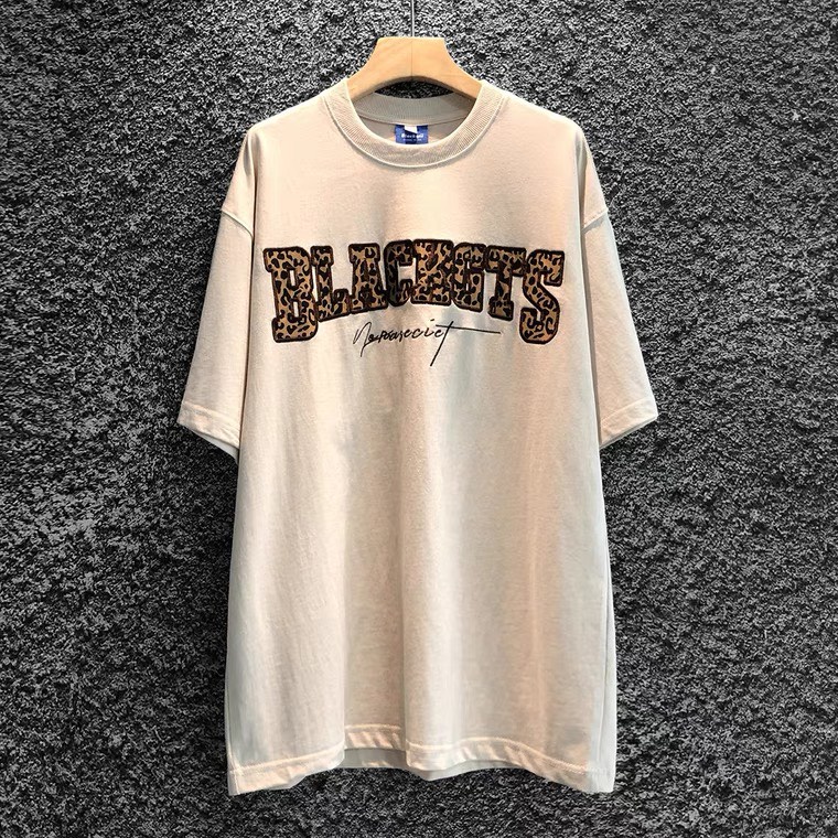 Áo Thun Hoa Tiết Đốm Chữ Thêu Blackgts Tee