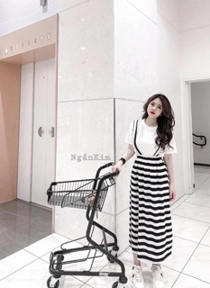 Set yếm thun váy kẻ+áo pull trắng nhaa