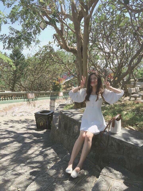 Đầm Trắng Cổ Vuông Tay Bồng Nút Bọc