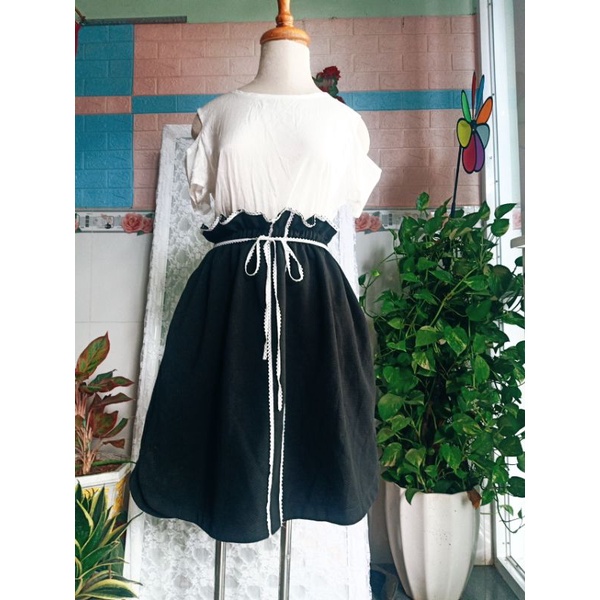 Set chân váy đen kèm áo trắng hở vai rất xinh hàng secondhand Size S M dưới 50kg vừa