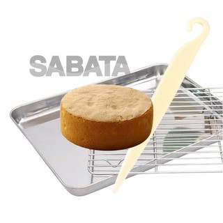 Dao nhựa lấy bánh, róc thành bánh
