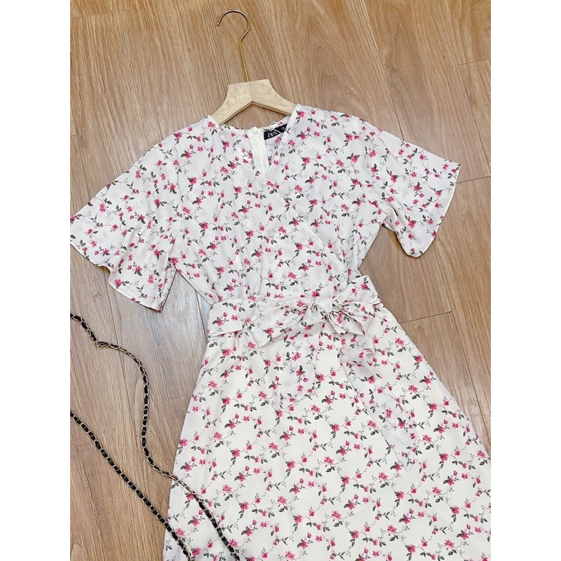 VNU303 - VÁY HOA HỒNG NHÍ CỔ V XẾP TẦNG NƠ EO | BigBuy360 - bigbuy360.vn