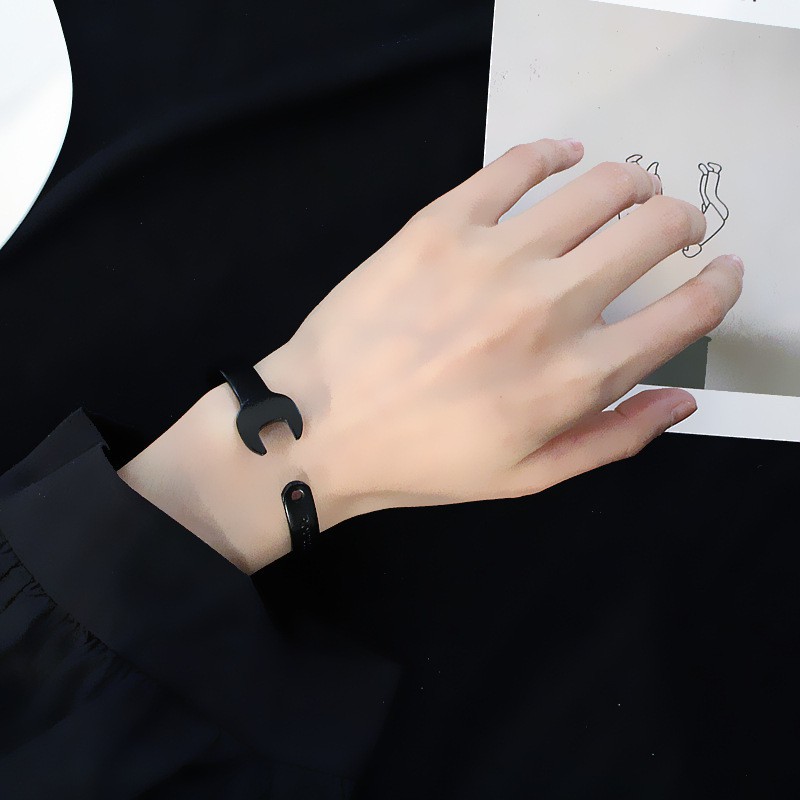 [siêu rẻ] Vòng tay nam nữ hở hình cờ lê VT004CL chất liệu titan