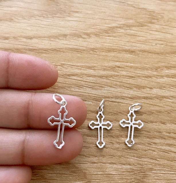 Charm thánh giá bạc treo