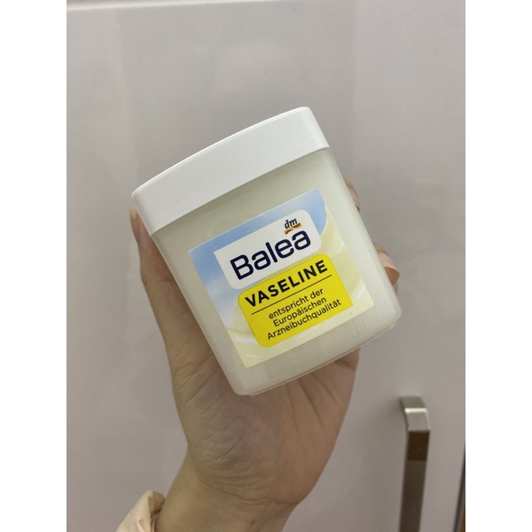 Sáp dưỡng ẩm Vaseline của hãng Balea (Đức)