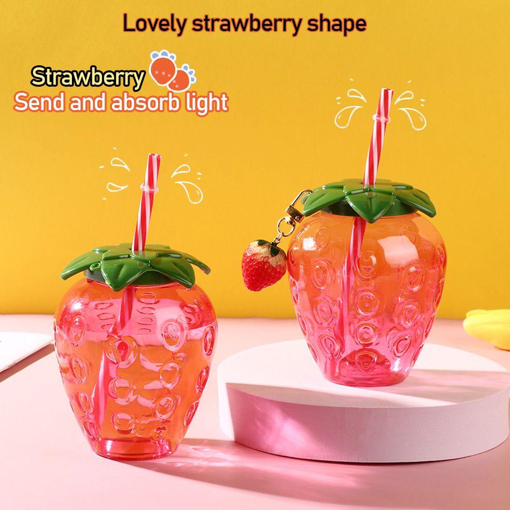 Bình Nước Nhựa 500ml Có Ống Hút Hình Trái Dâu Dễ Thương
