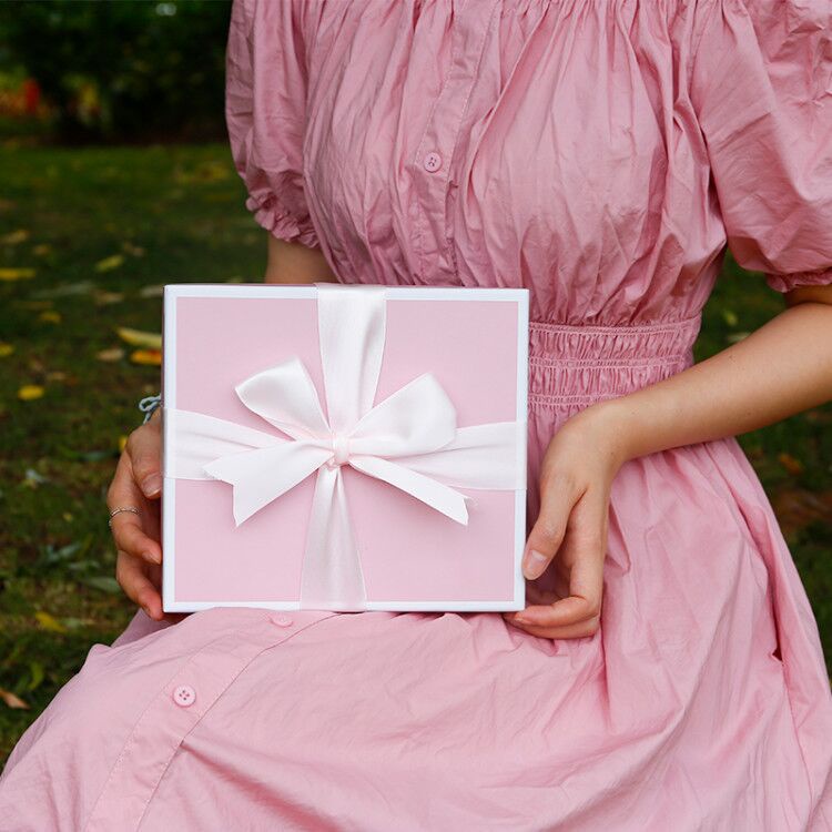 Hộp Quà Tặng Nắp Thắt Nơ Lớn Màu Hồng Dành Cho Học Sinh