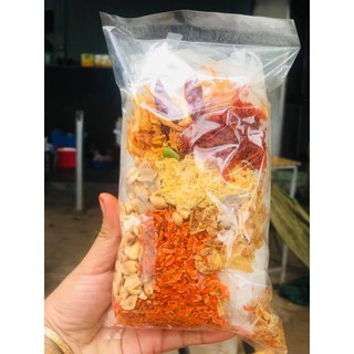 Bánh tráng tự trộn full topping.