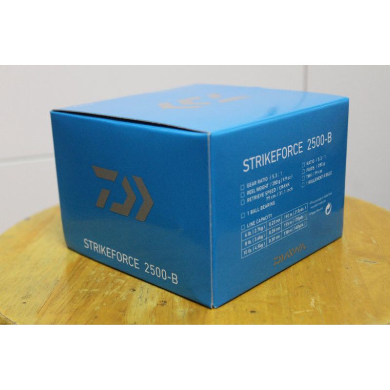Máy câu đứng Daiwa Strikeforce 2500-B