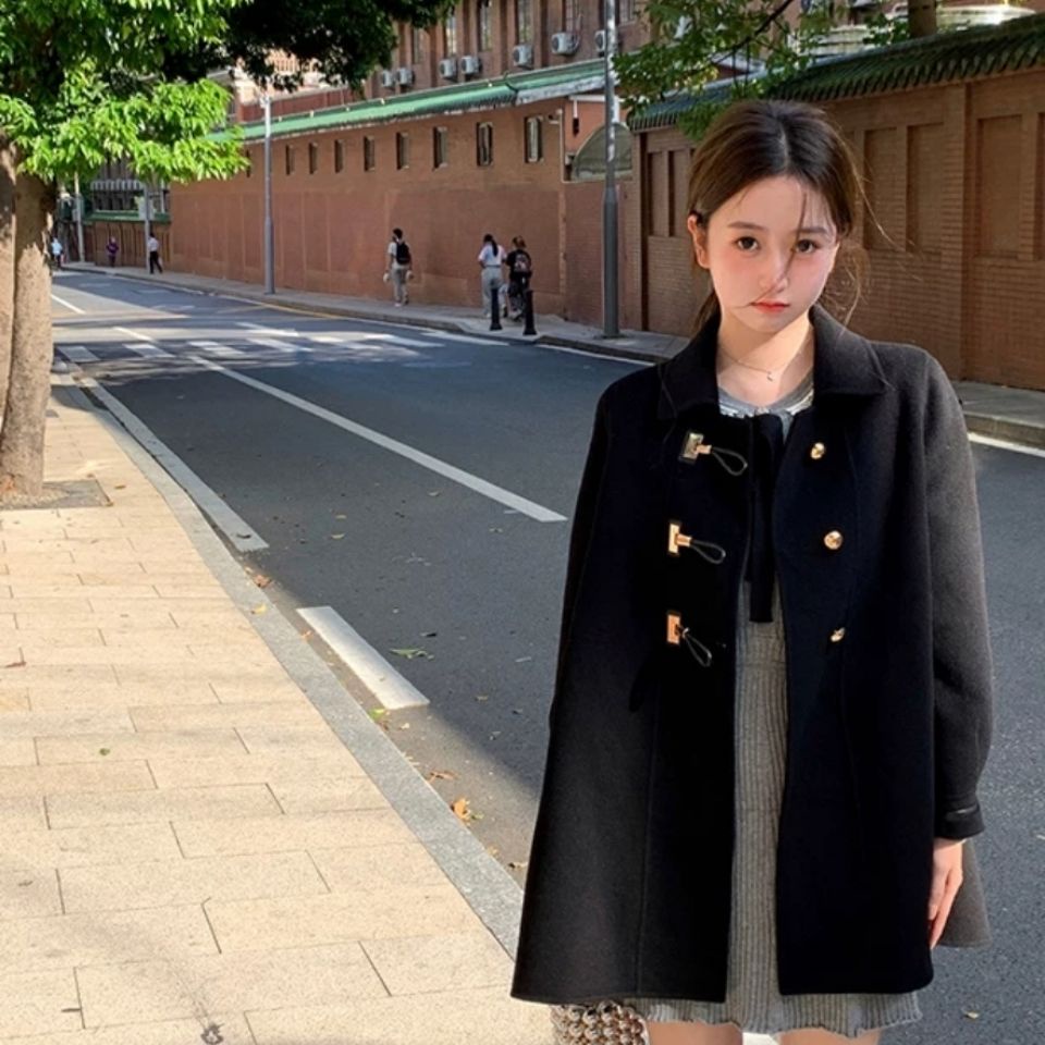 Áo khoác tay dài dáng rộng chữ A cổ áo bẻ gài khuy sừng bò hai bên thời trang thu đông cho nữ | BigBuy360 - bigbuy360.vn