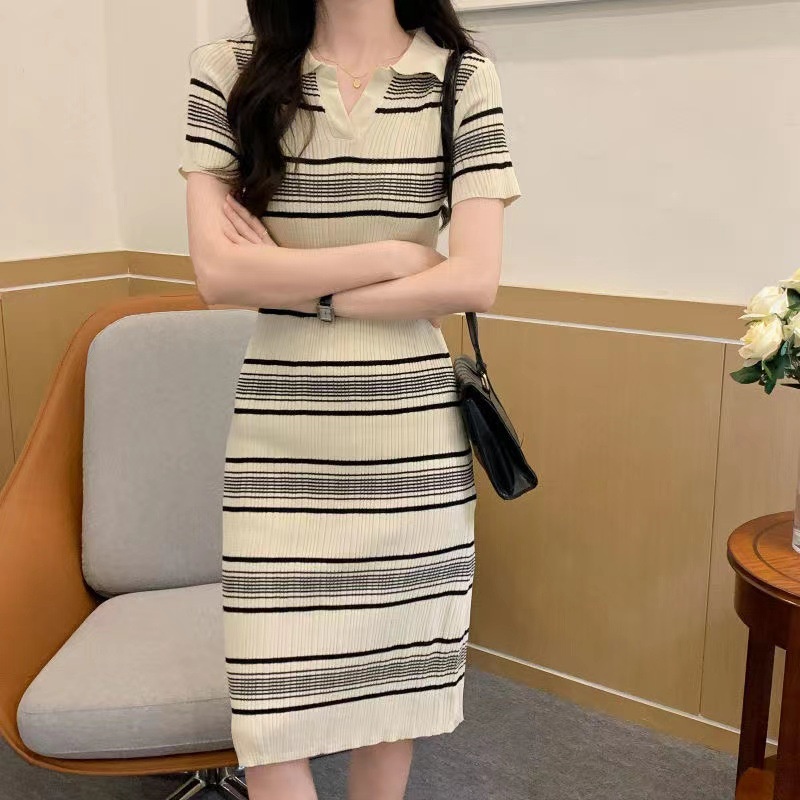 Váy body dáng dài cổ đức họa tiết kẻ sọc tôn dáng và chiều cao,ôm body quyến rũ với 2 màu kẻ đen, kẻ be dưới 63kg