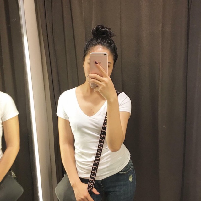 Ao phong basic HM sale rẻ lắm ak. Mua nay Ko cần nhung vào hè thi mặc cực ki Thjk lun. C e nhanh tay