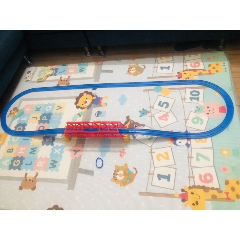 Bộ ray tàu Takara tomy đi qua cầu to khổng lồ