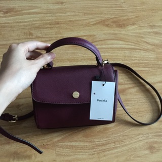 Túi xách nữ mini thương hiệu Bershka chất liệu da xước nhẹ, màu đỏ rượu thời trang, kích thước nhỏ gọn