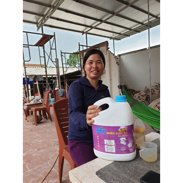 Nước giặt xả SILKY 2 trong 1 đánh bay vết bẩn, lưu hương suốt ngày dài. Dung tích 3000ml