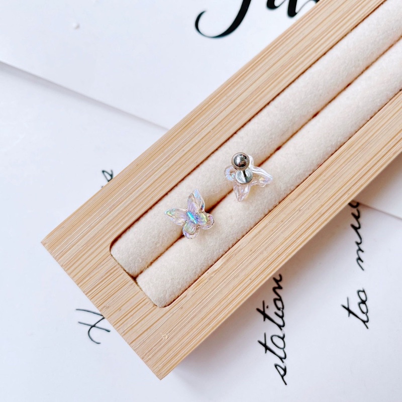 1 chiếc bông tai thép y tế bướm cánh xếp