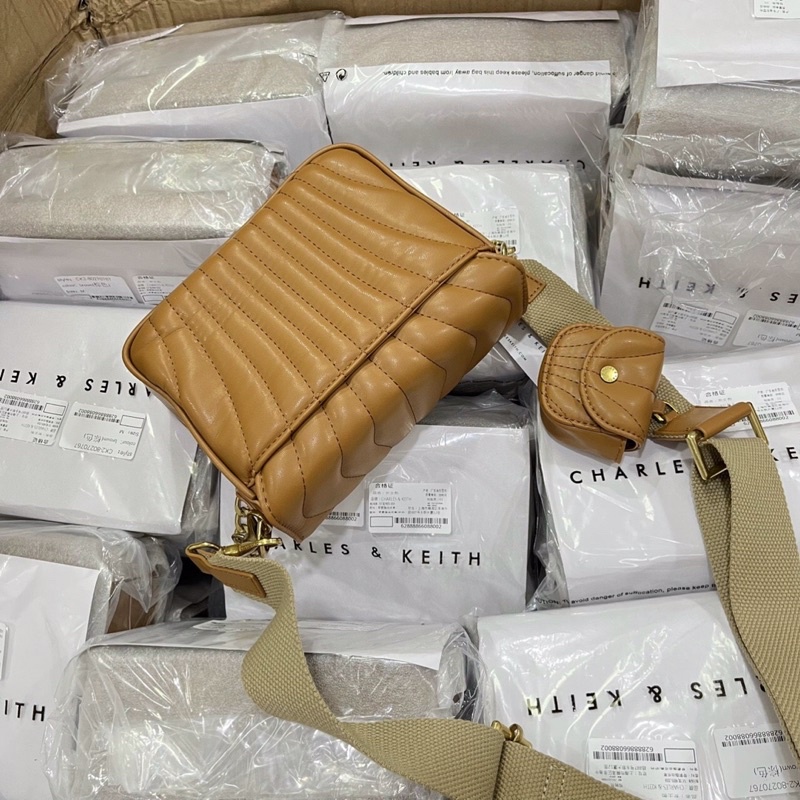 Túi charles keith