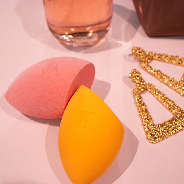 BÔNG MÚT TRANG ĐIỂM REAL TECHNIQUES BASE MIRACLE COMPLEXION  SPONGE