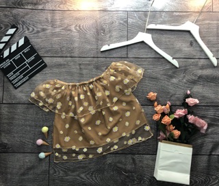 Áo trễ vai phối ren hoa cúc