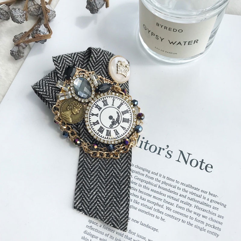 Ghim cài áo hình 5 bông hoa đính ngọc trai sang trọng