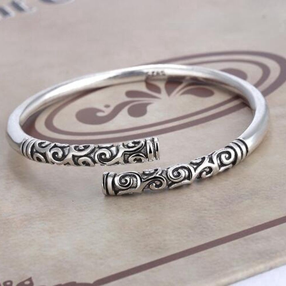 Vòng tay hở chạm khắc cổ điển