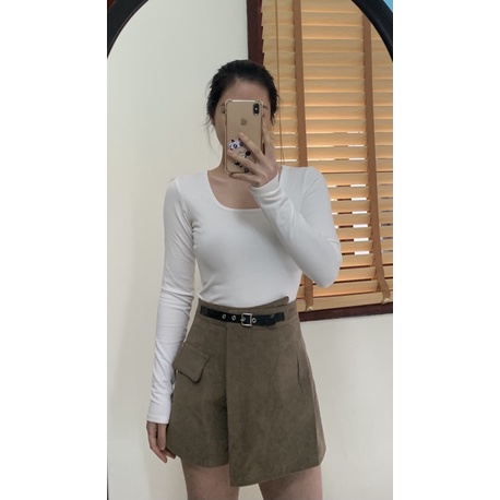 Quần shorts giả váy nhung tăm cạp phối đai da