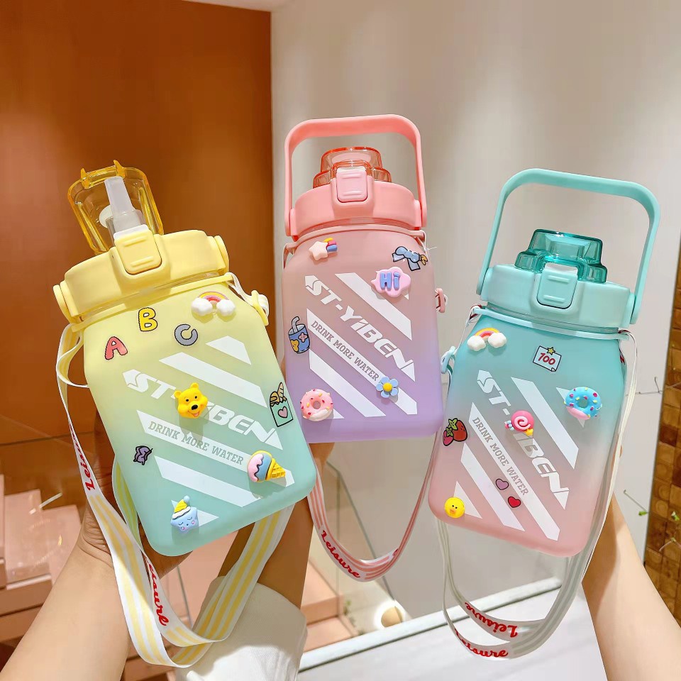 Bình nước vuông 1500ml có quai đeo và ống hút tặng kèm sticker 3D (BN15L)