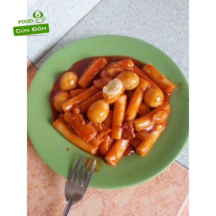 Bánh gạo tươi nguyên thanh kèm sốt ớt