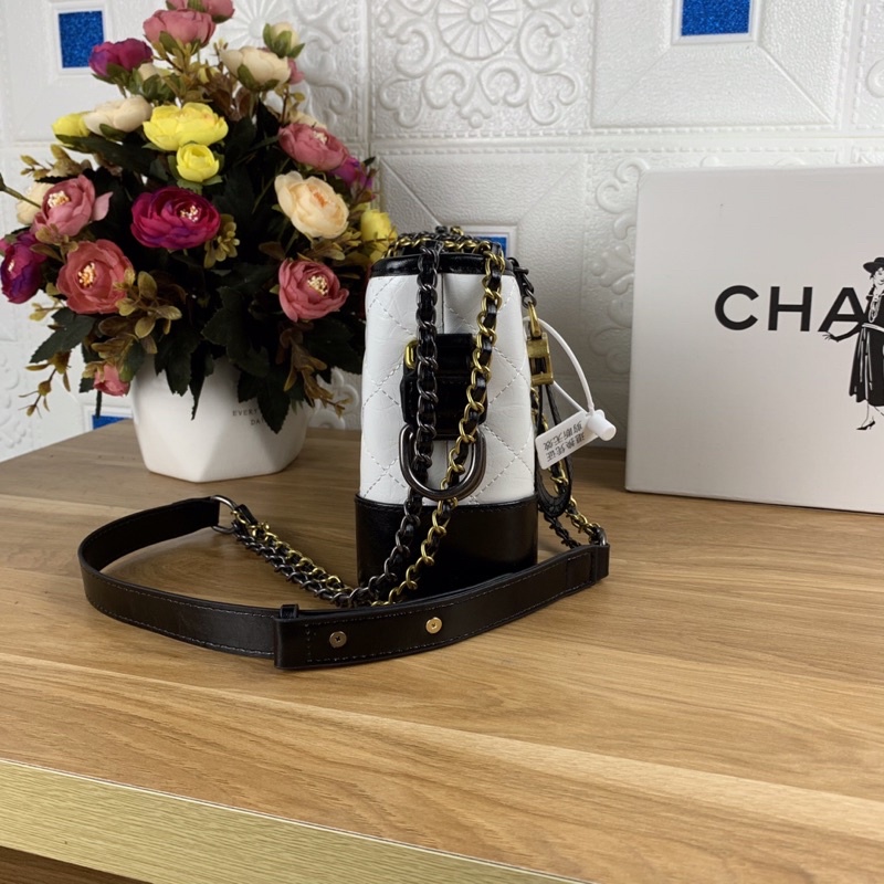 Túi xách Chanel Gabrielle màu trắng size 20cm