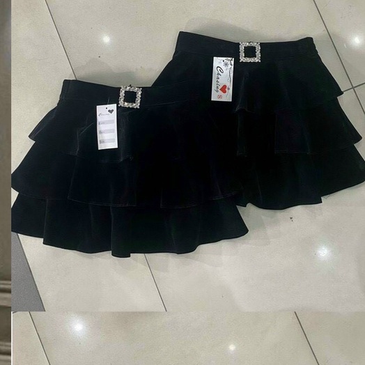 Chân váy xòe xếp ly nhung mác đá siêu sang