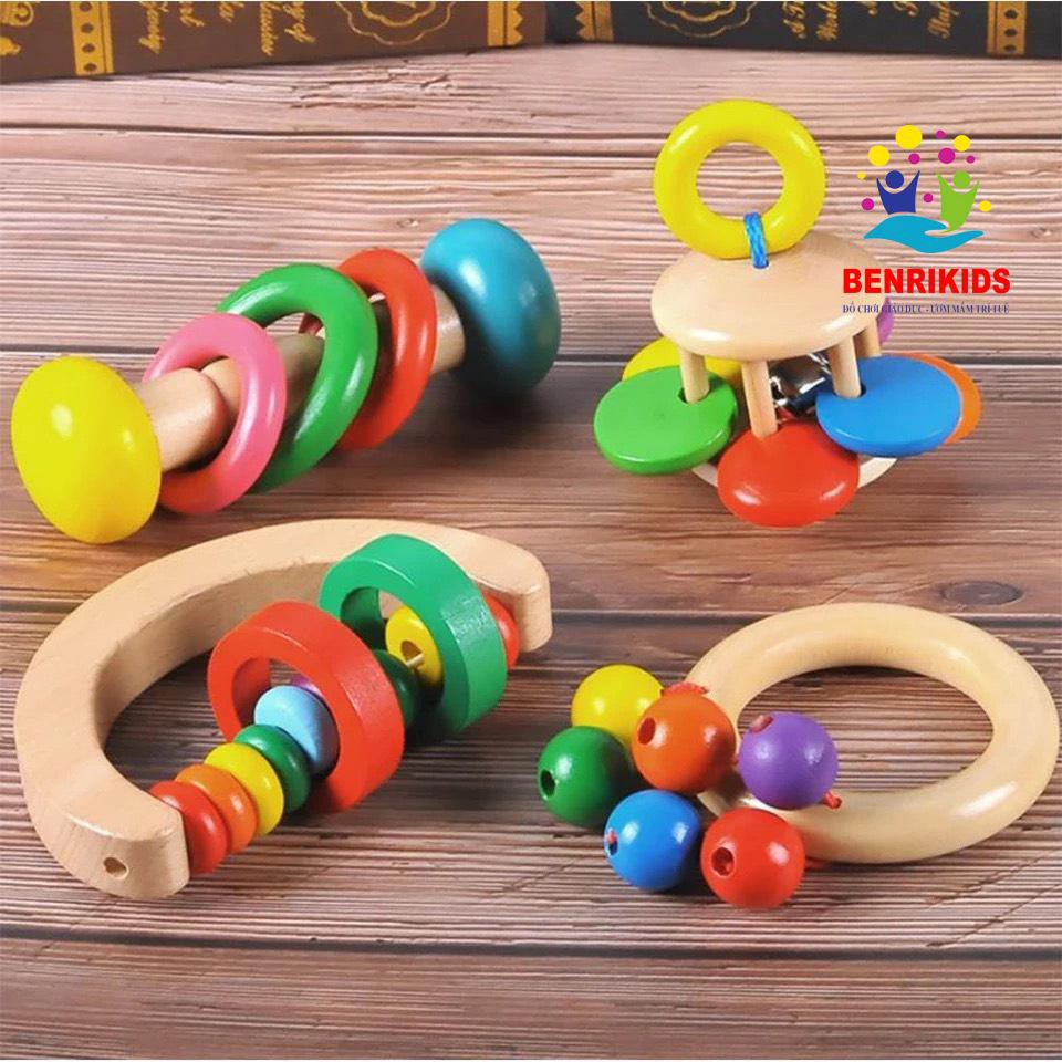 Đồ Chơi Lục Lạc Bộ 4 Xúc Xắc Màu Sắc Bằng Gỗ Cao Cấp Cho Bé
