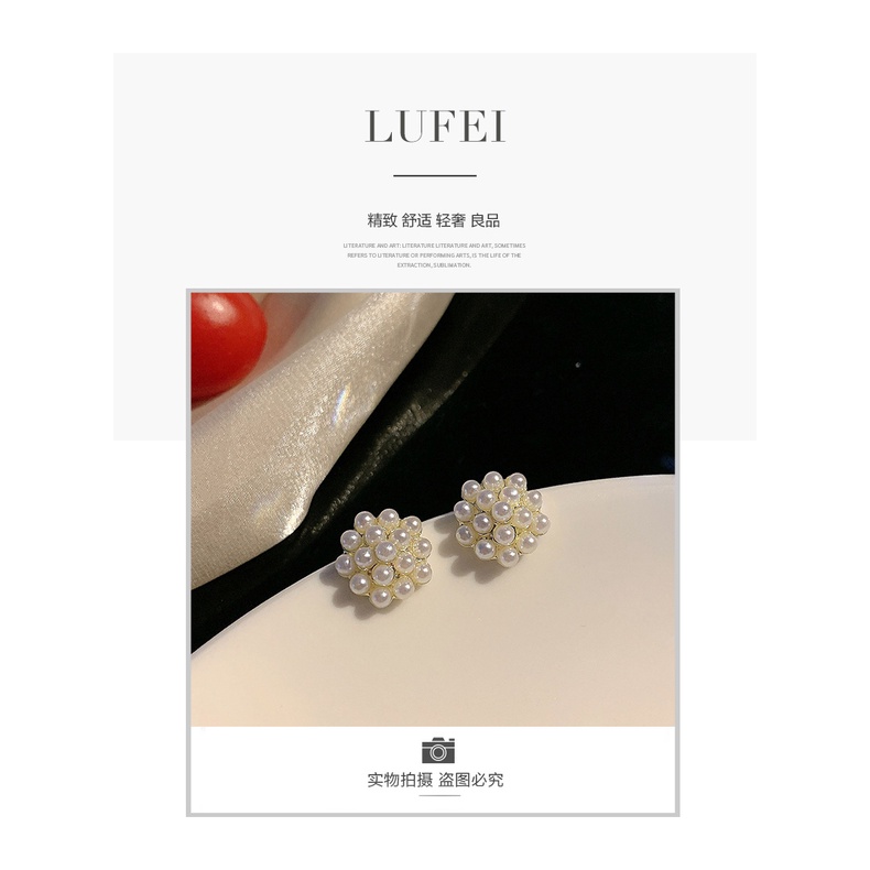 Bông tai đính ngọc trai phong cách đơn giản