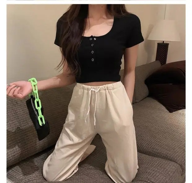 Áo croptop cổ tròn phối nút thiết kế đơn giản sành điệu