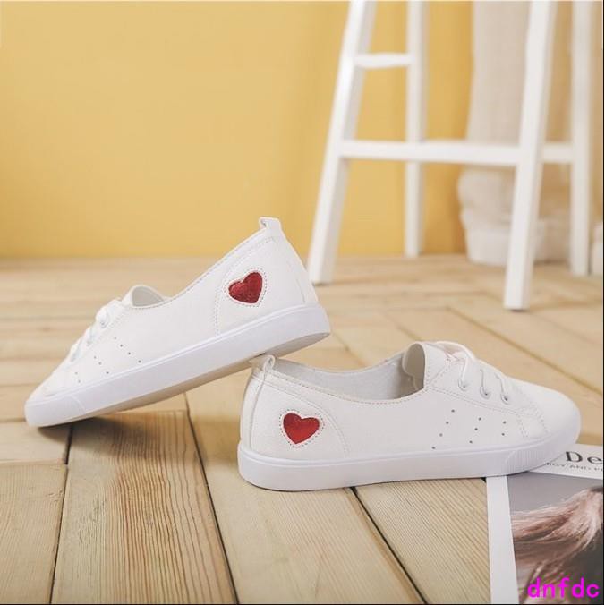 Giày bata da mềm cột dây thoáng khí tông trắng phối hình trái tim nhỏ xinh xắn