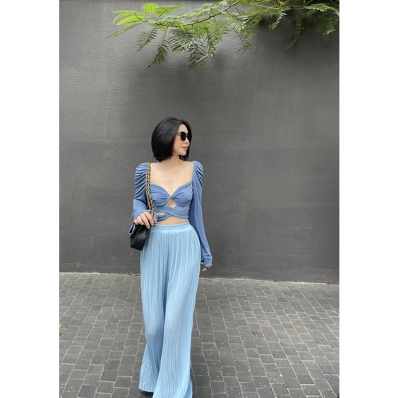 Set áo xoắn ngực khoét ngực cutout tay dài loe phối quần ống rộng xếp ly dáng suông -usa fashion