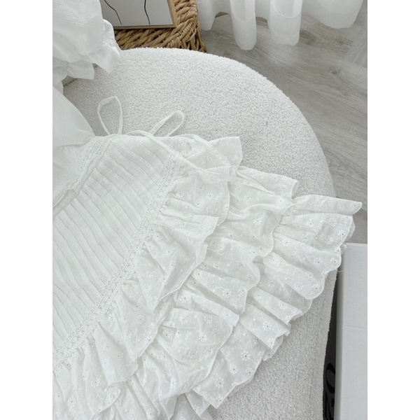 ĐẦM XÔ TRẮNG ĐỤC LỖ THÊU HOA CHÂN BÈO TẦNG