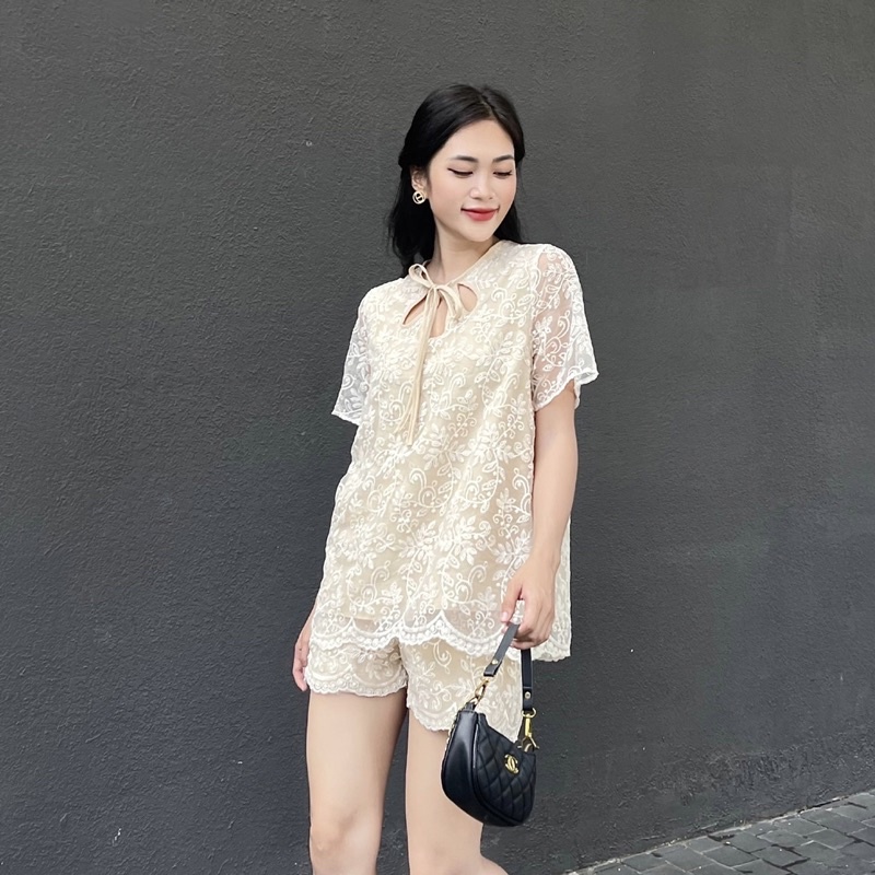 Set áo ren cổ tròn tay ngắn kèm quần short ngắn màu trắng/be - Audrey Studio