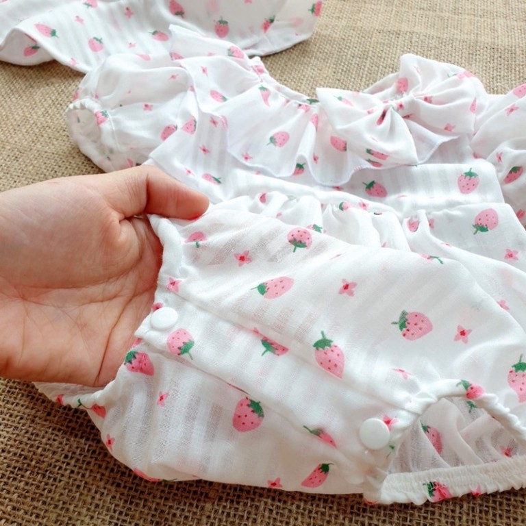 Bodysuit Bé Gái Quả Dâu Hồng Kèm Mũ Và Bao Chân Cho Bé 3-13kg, Váy Sơ Sinh 0-12 Tháng, Bodysuit Sơ Sinh, Bộ Đồ Liền Thân