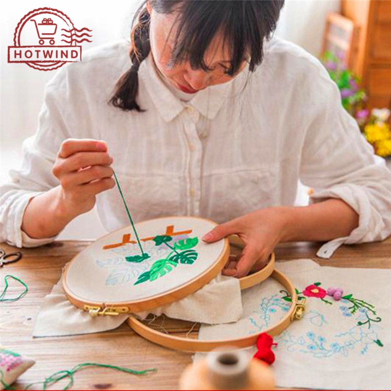 Bộ dụng cụ và cườm dùng để đính tranh thủ công họa tiết lá cây trang nhã