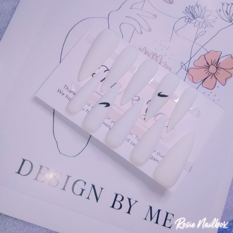 Nailbox móng úp màu trắng hoạ tiết nikee đơn giản thanh lịch