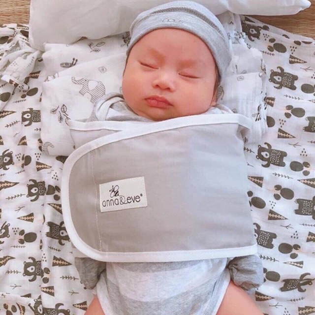 Ủ quấn tay Anna cho bé